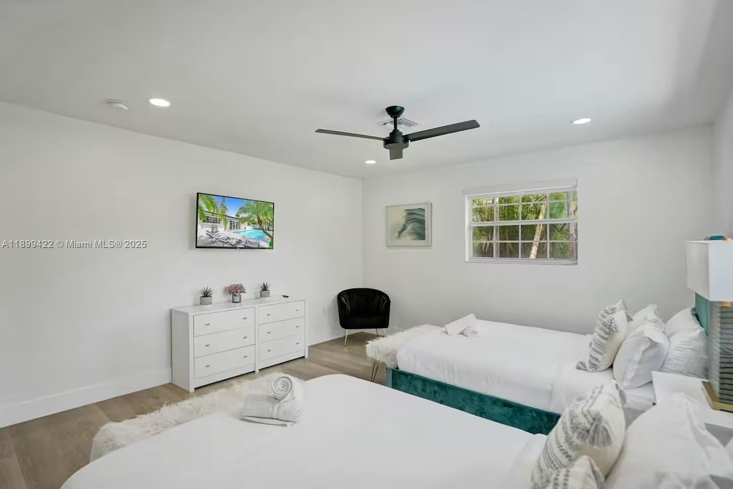 COUNTRY CLUB HOMES - Residential Lease