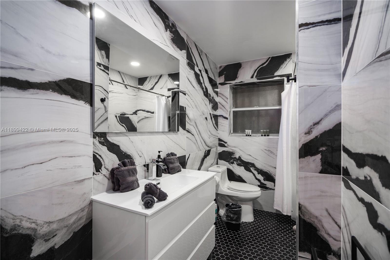 COUNTRY CLUB HOMES - Residential Lease