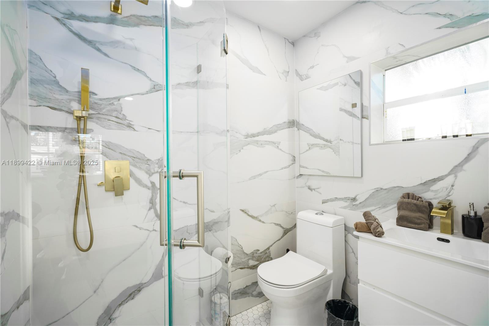 COUNTRY CLUB HOMES - Residential Lease