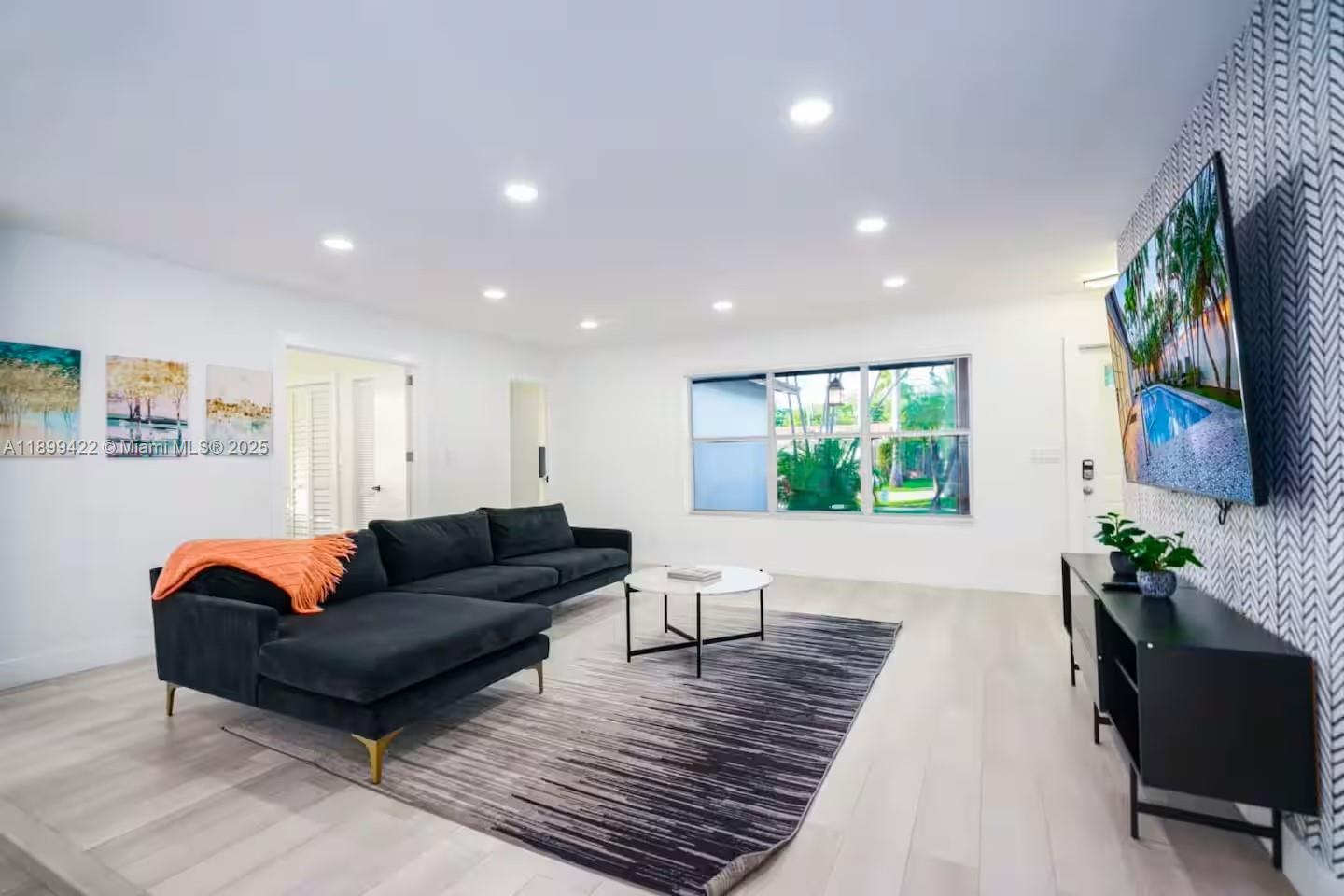 COUNTRY CLUB HOMES - Residential Lease