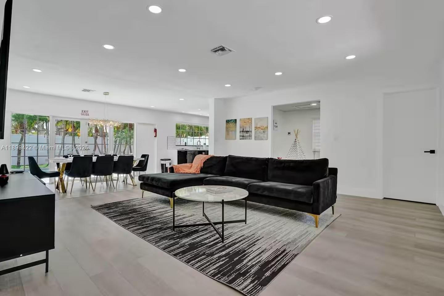 COUNTRY CLUB HOMES - Residential Lease