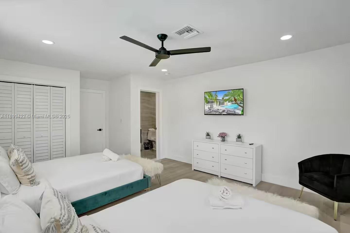 COUNTRY CLUB HOMES - Residential Lease