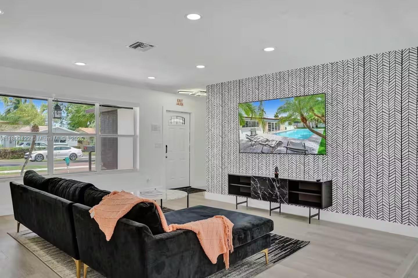 COUNTRY CLUB HOMES - Residential Lease