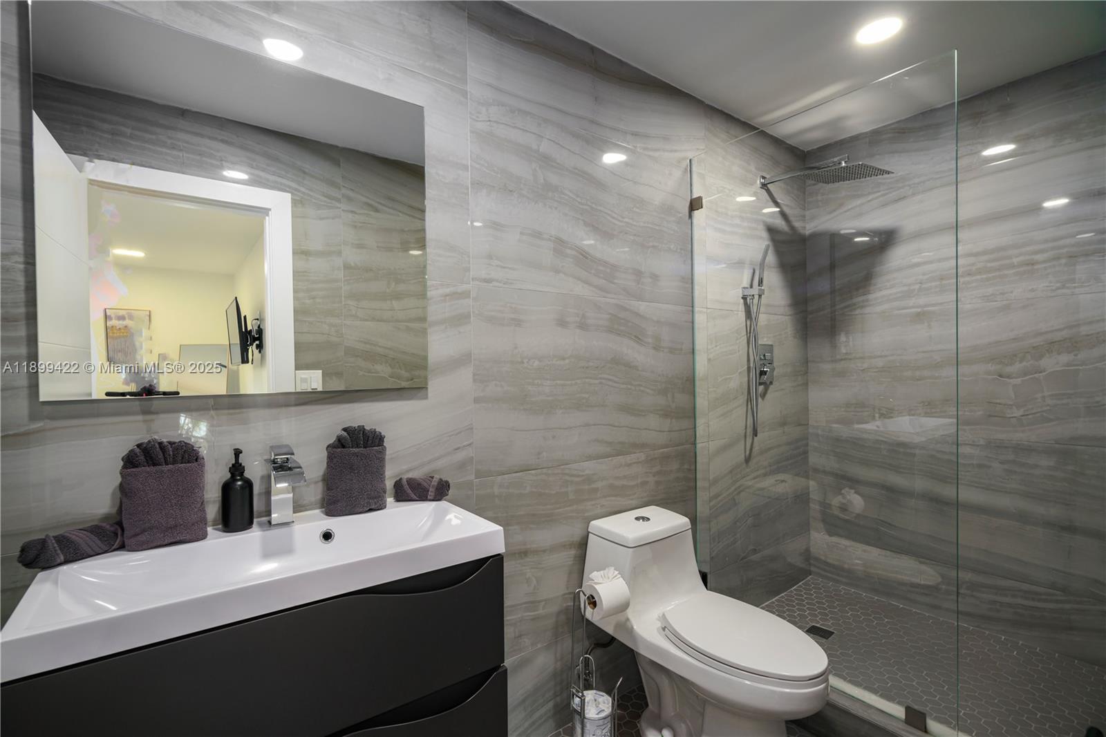 COUNTRY CLUB HOMES - Residential Lease