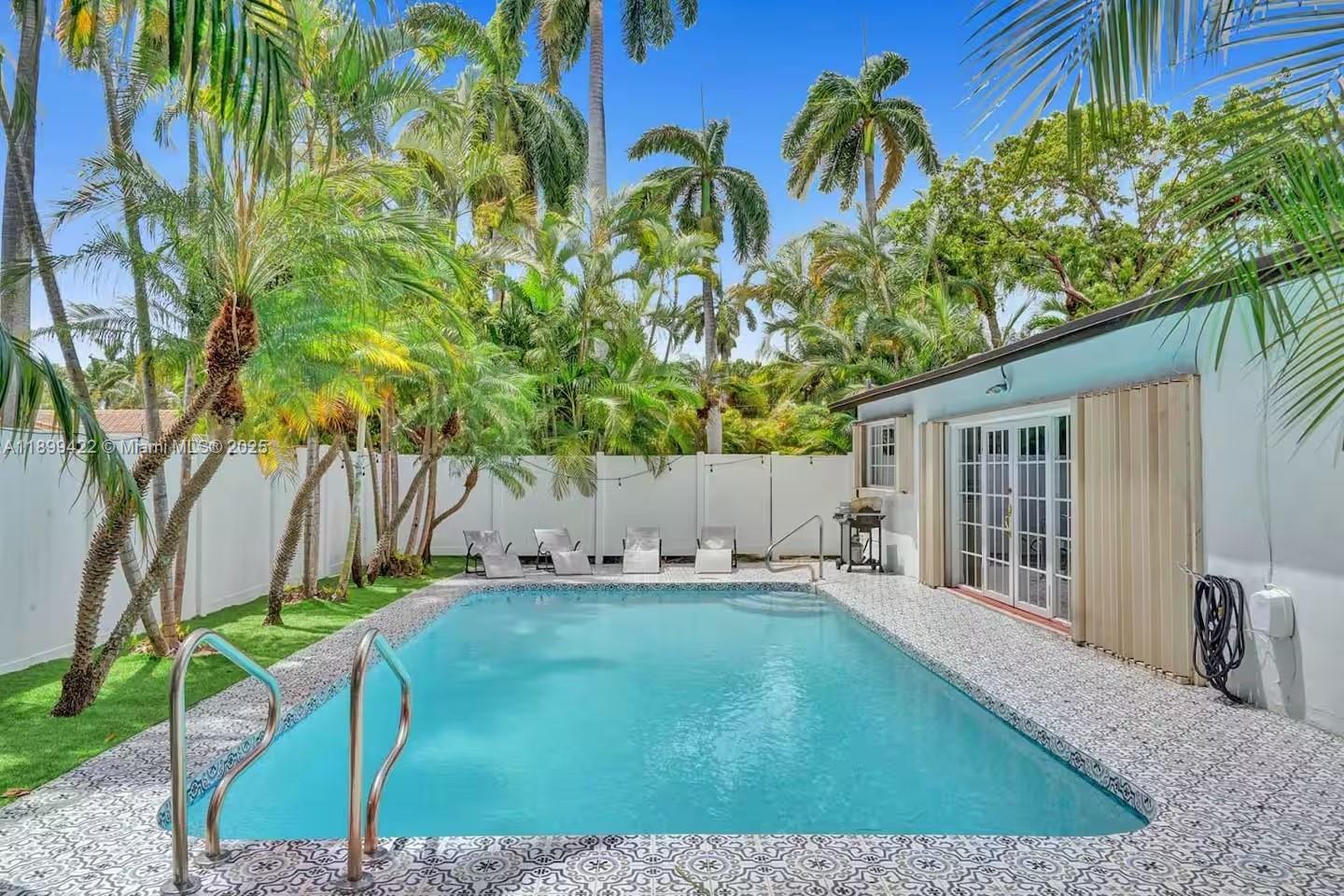 COUNTRY CLUB HOMES - Residential Lease