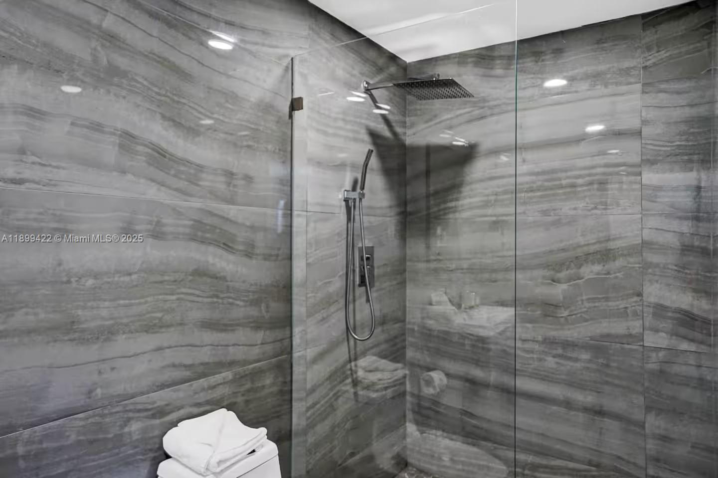 COUNTRY CLUB HOMES - Residential Lease