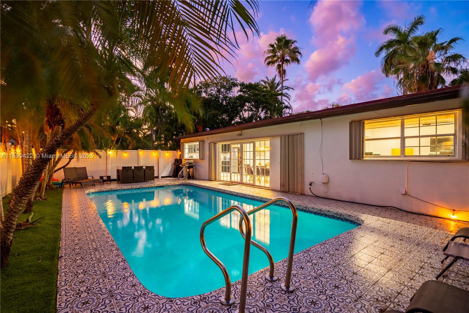 COUNTRY CLUB HOMES - Residential Lease