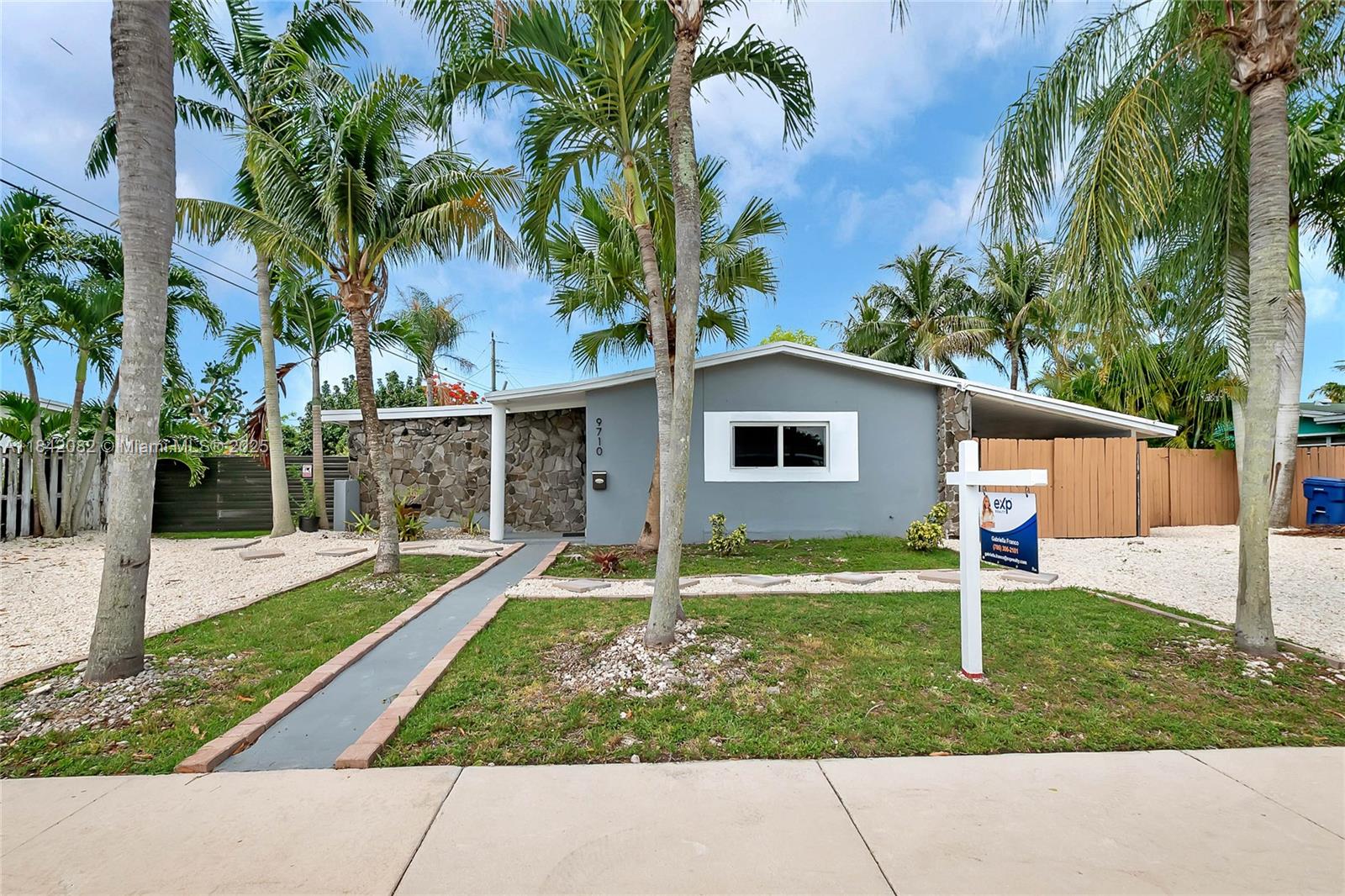 Spacious 4 Bed, 3 Bath – Prime Location!
Fantastic investment opportunity! This beautifully maintained 4-bedroom, 3-bathroom home is ideally situated near major highways, top-rated schools, and all your favorite local stores. Whether you're looking for a family residence or an income-generating property, this one checks all the boxes.