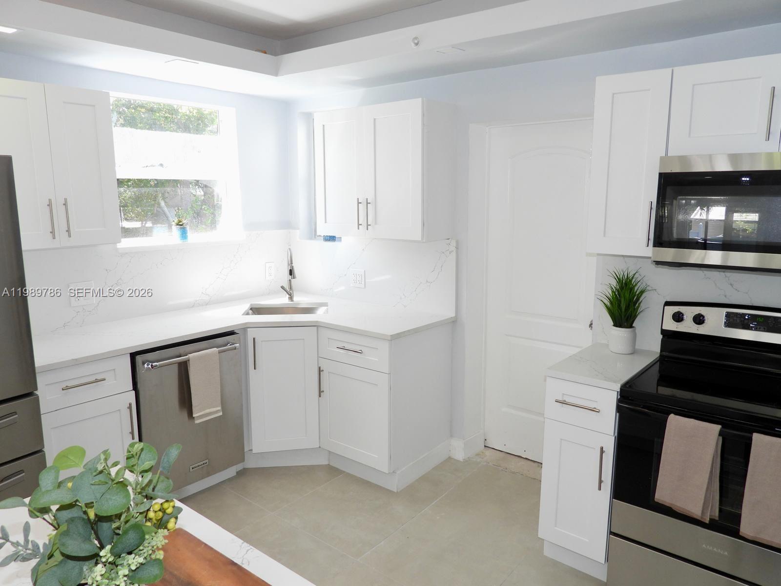 HOLLYWOOD LAKES SECTION - Residential