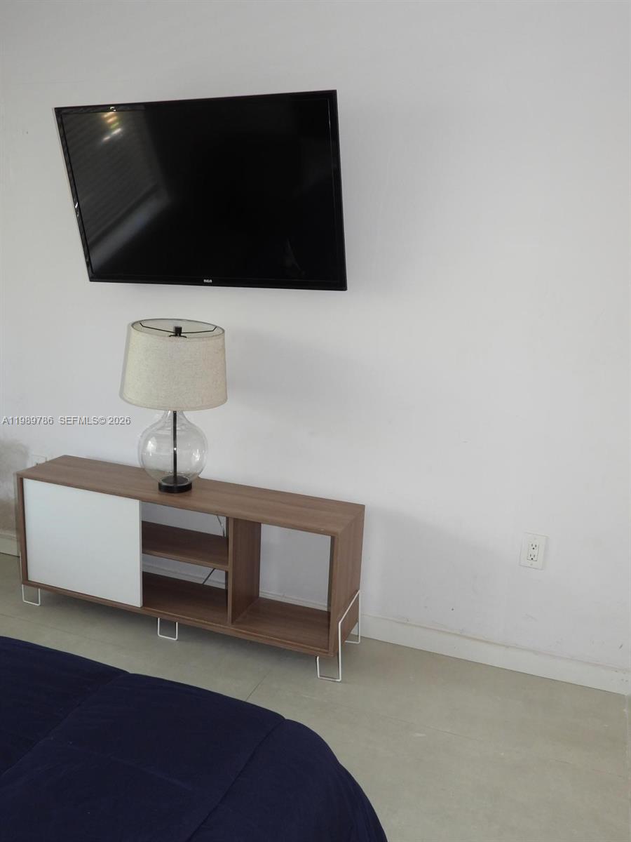 HOLLYWOOD LAKES SECTION - Residential