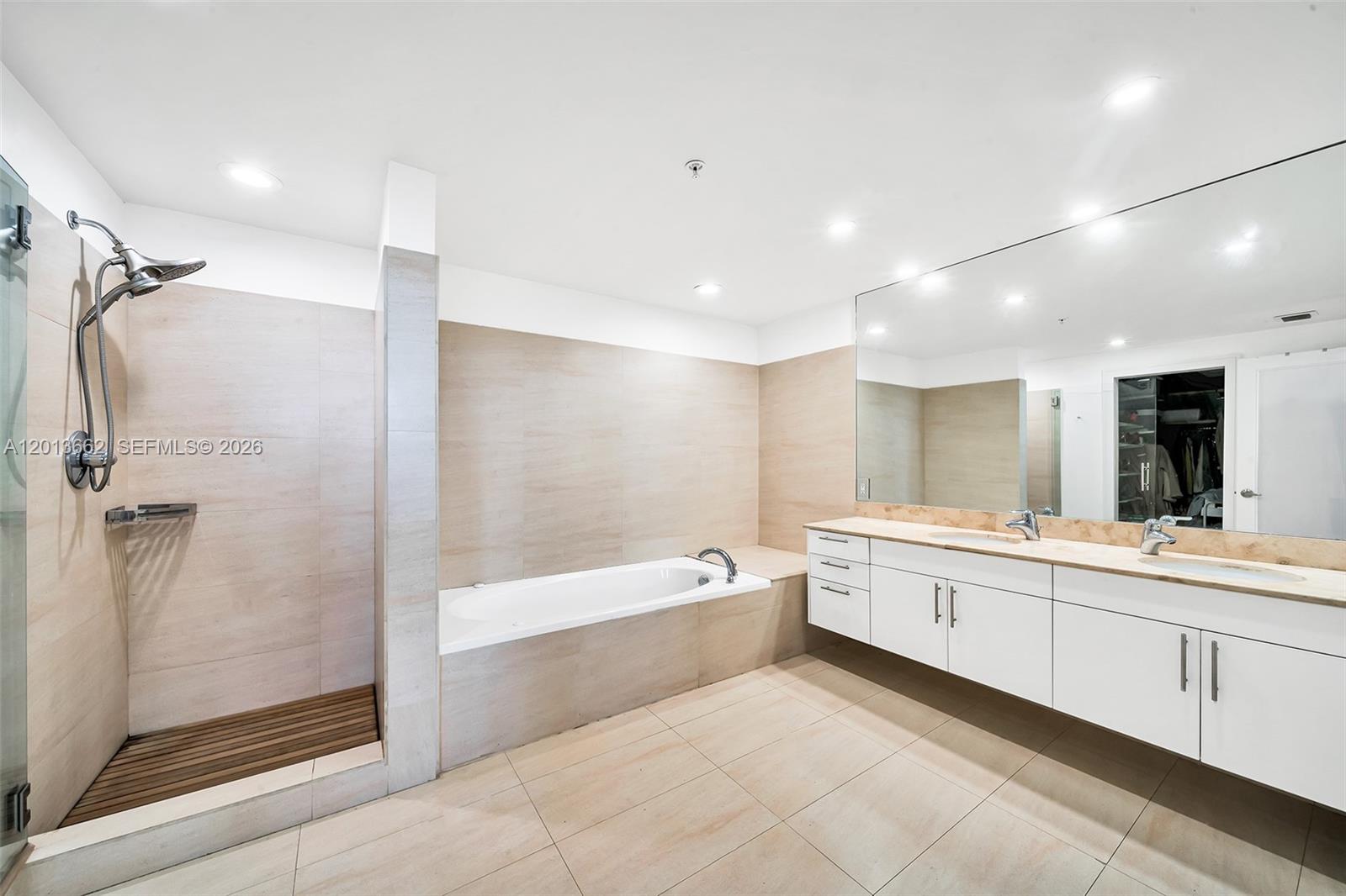 BLUE BAY TOWER CONDO - Residential