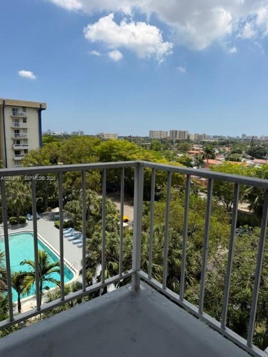 1Bed/1 bath bright unit in a gated building with pool, tennis courts & gym. Ready to move in. Laundry facilities on the same floor and 1 parking space. Centrally located near the airport and with easy access to the 836 Highway.