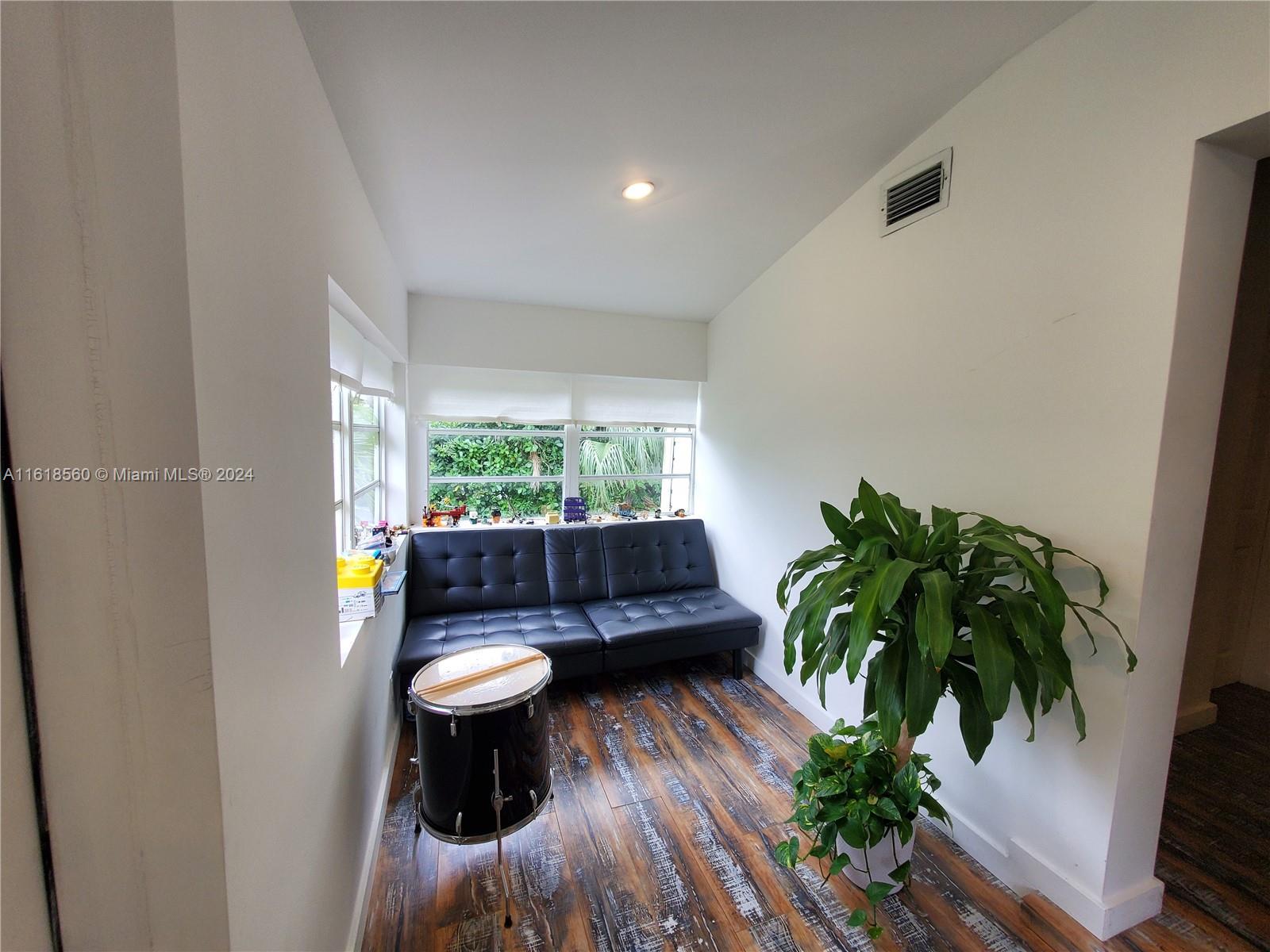 4908 Washington Dr, Coral Gables, Broward County, Florida - 3 Bedrooms  
1 Bathrooms - 