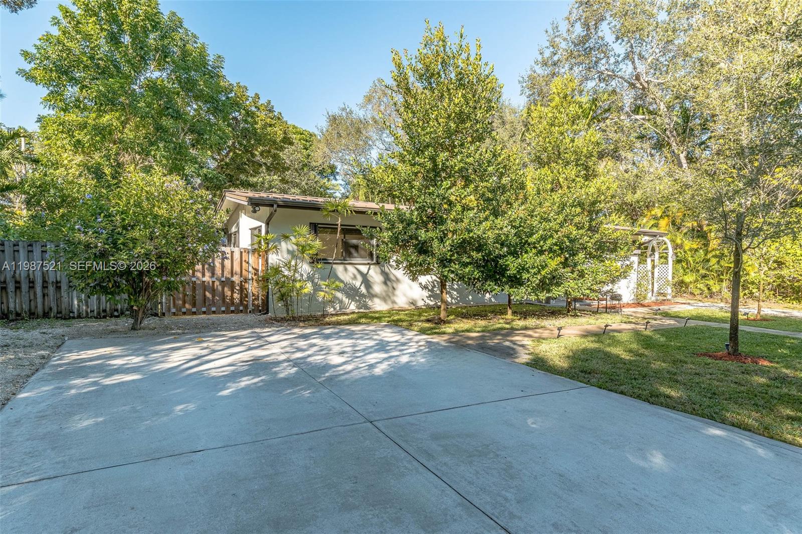 PINECREST VILLAS 2 ADDN - Residential Lease