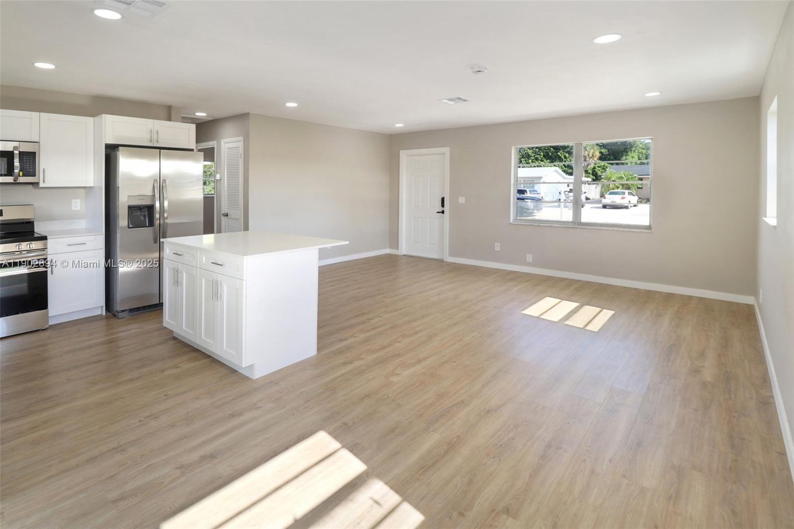 ROYAL PALM ESTATES - Residential Lease