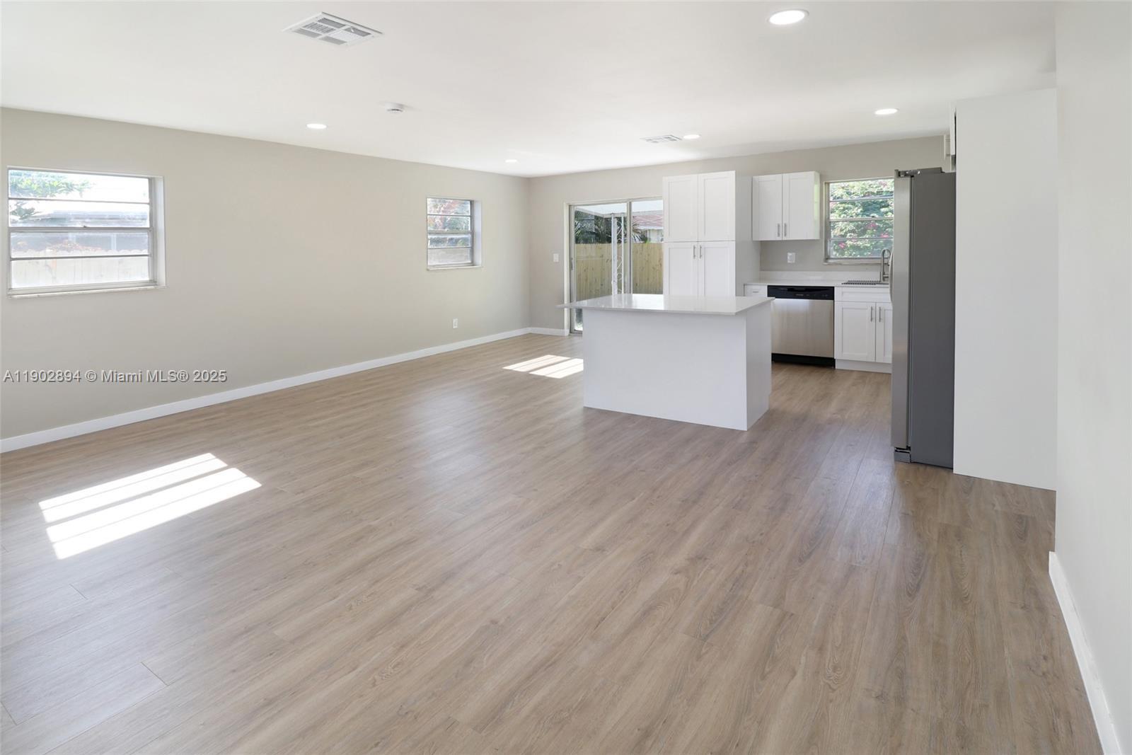 ROYAL PALM ESTATES - Residential Lease