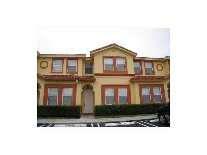 GATED COMMUNITY! 2 BEDROOMS AND 2.5 BATHROOMS TOWNHOME, TILE AND LAMINATED WOOD FLOORS, BACKYARD. GREAT LOCATION.