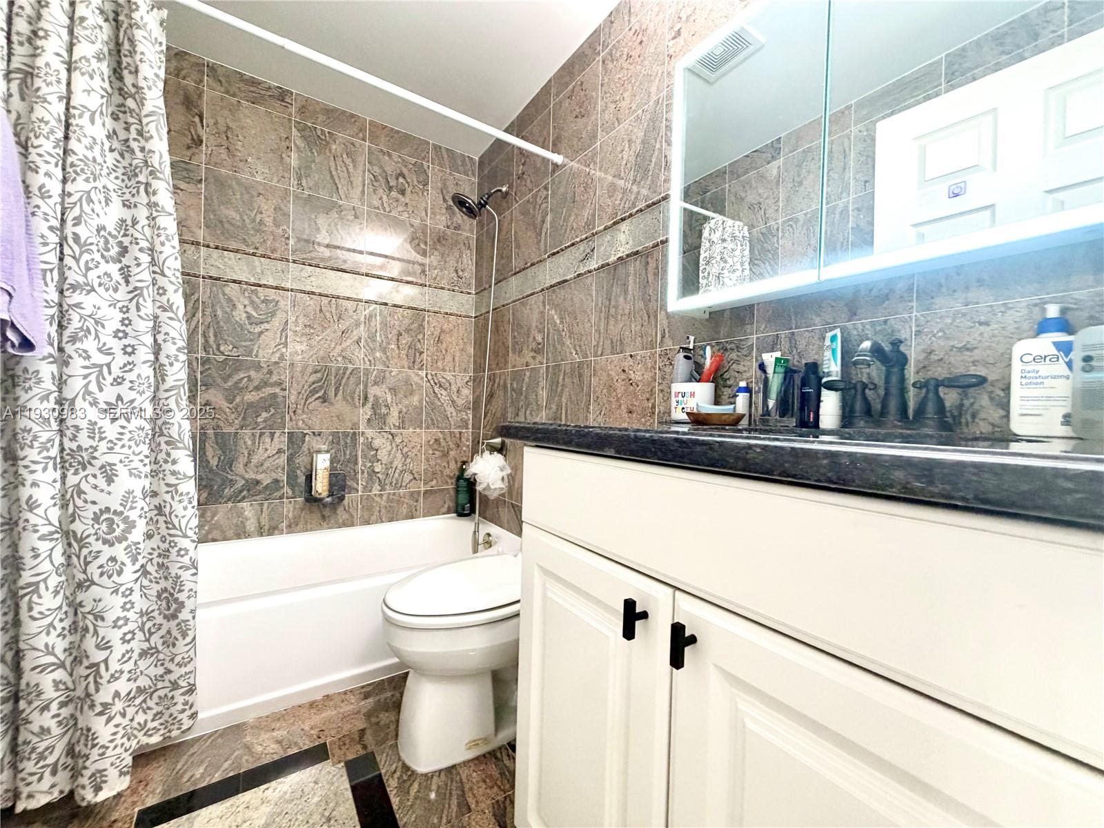 TOWNHOUSES OF VENETIAN PA - Residential