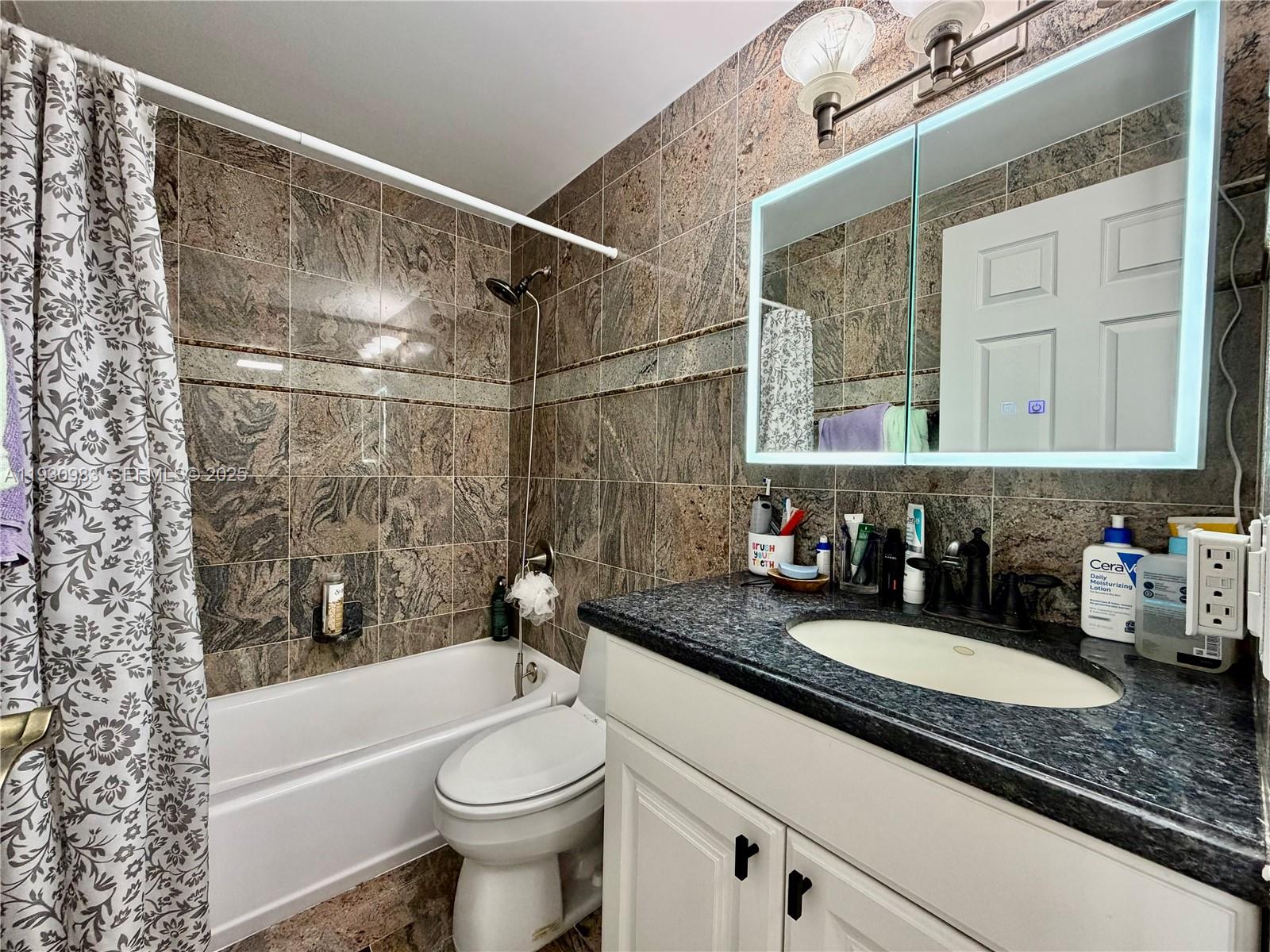 TOWNHOUSES OF VENETIAN PA - Residential