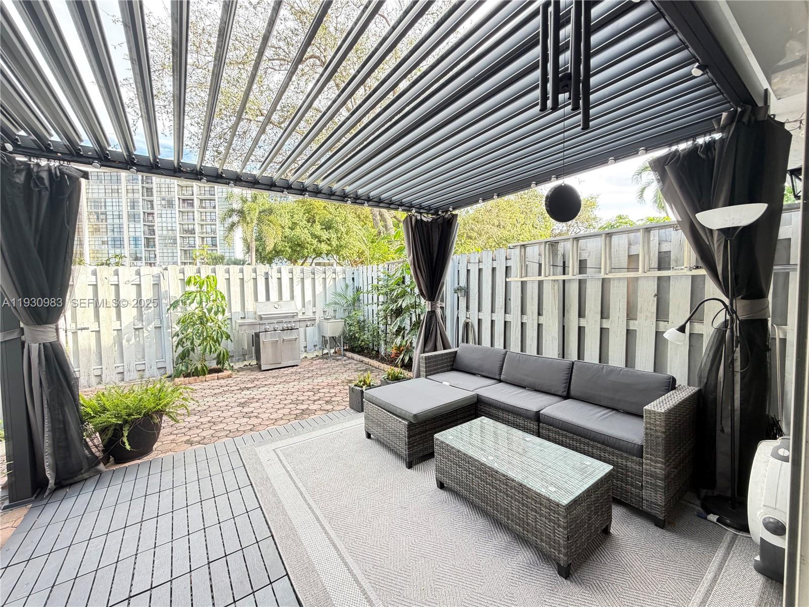 TOWNHOUSES OF VENETIAN PA - Residential