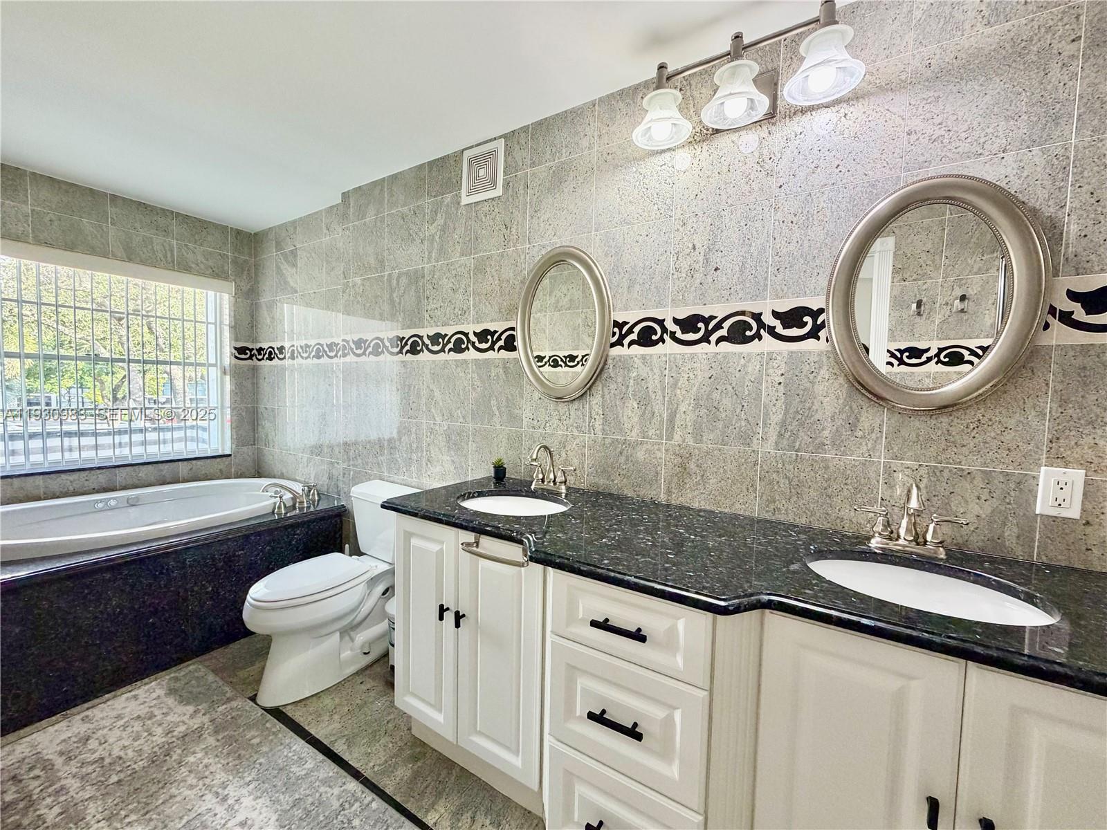 TOWNHOUSES OF VENETIAN PA - Residential