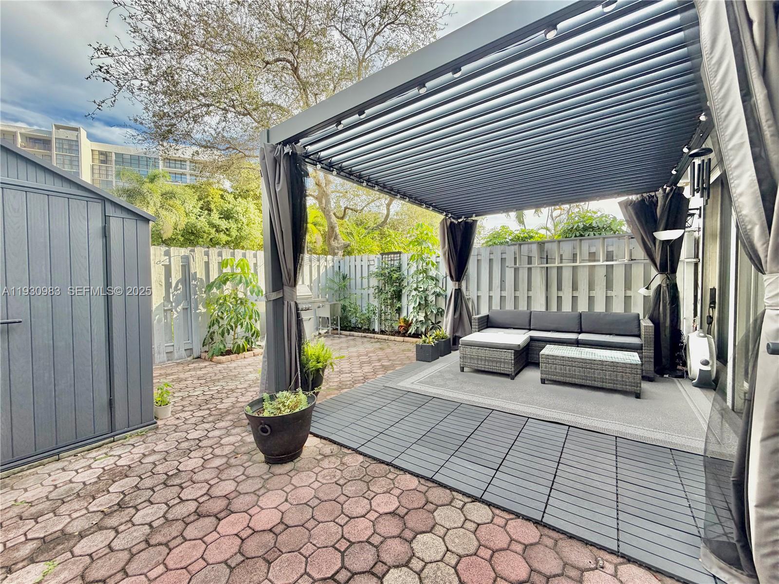 TOWNHOUSES OF VENETIAN PA - Residential