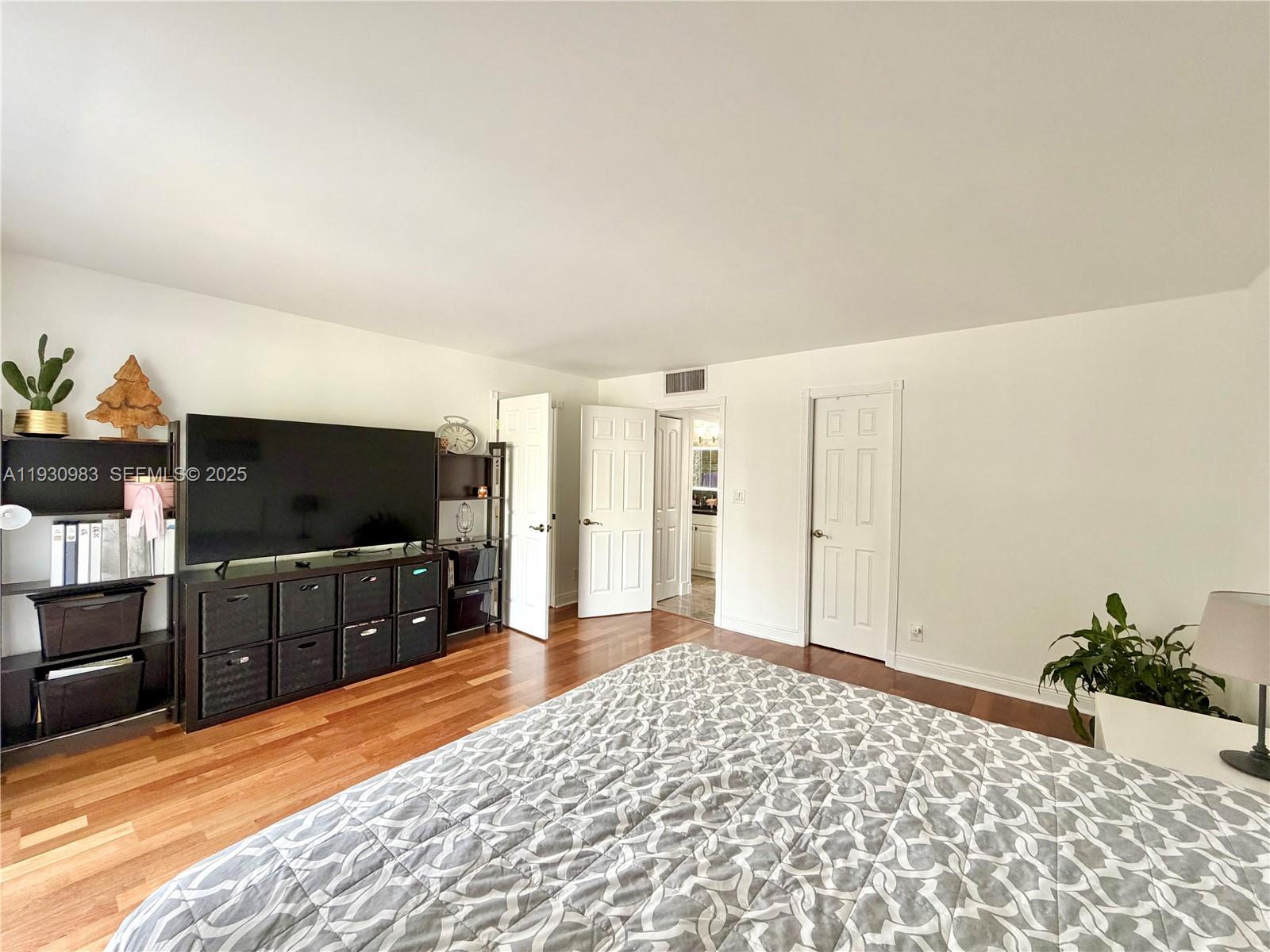 TOWNHOUSES OF VENETIAN PA - Residential