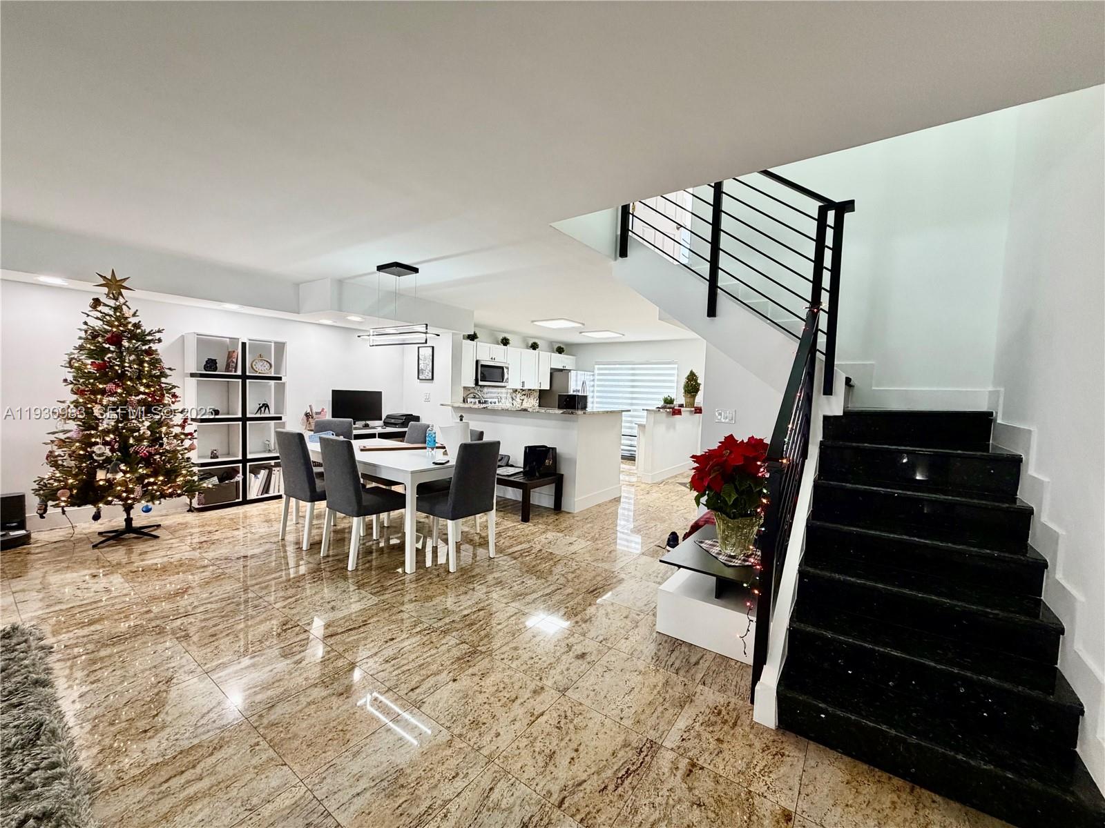 TOWNHOUSES OF VENETIAN PA - Residential