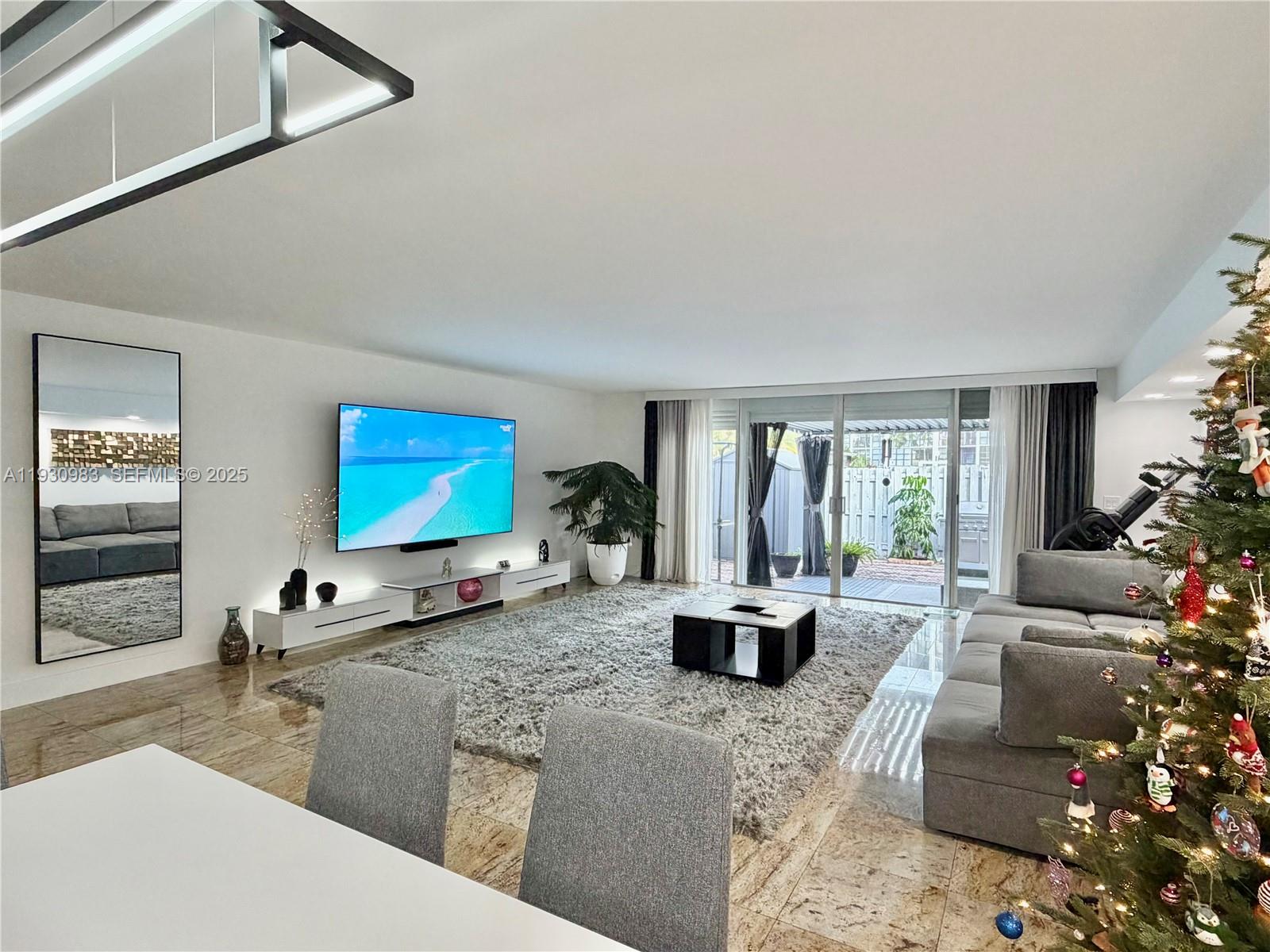 TOWNHOUSES OF VENETIAN PA - Residential