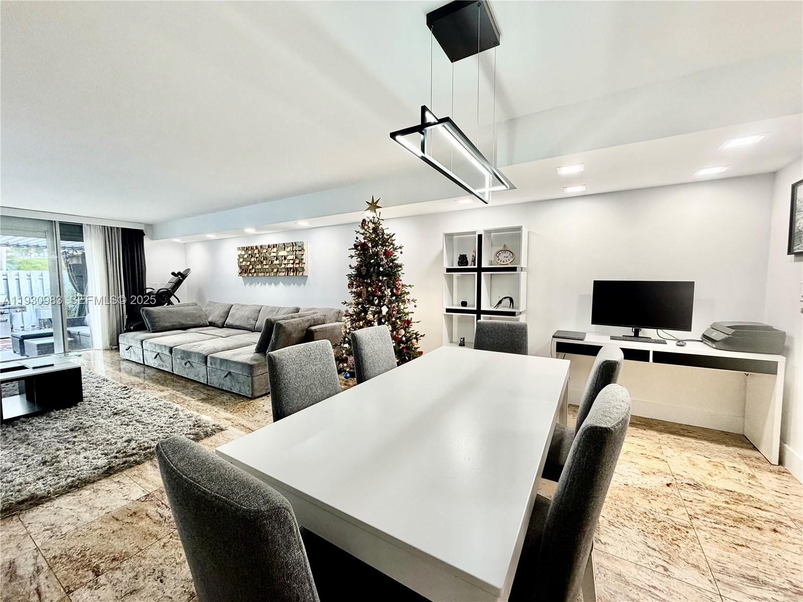 TOWNHOUSES OF VENETIAN PA - Residential