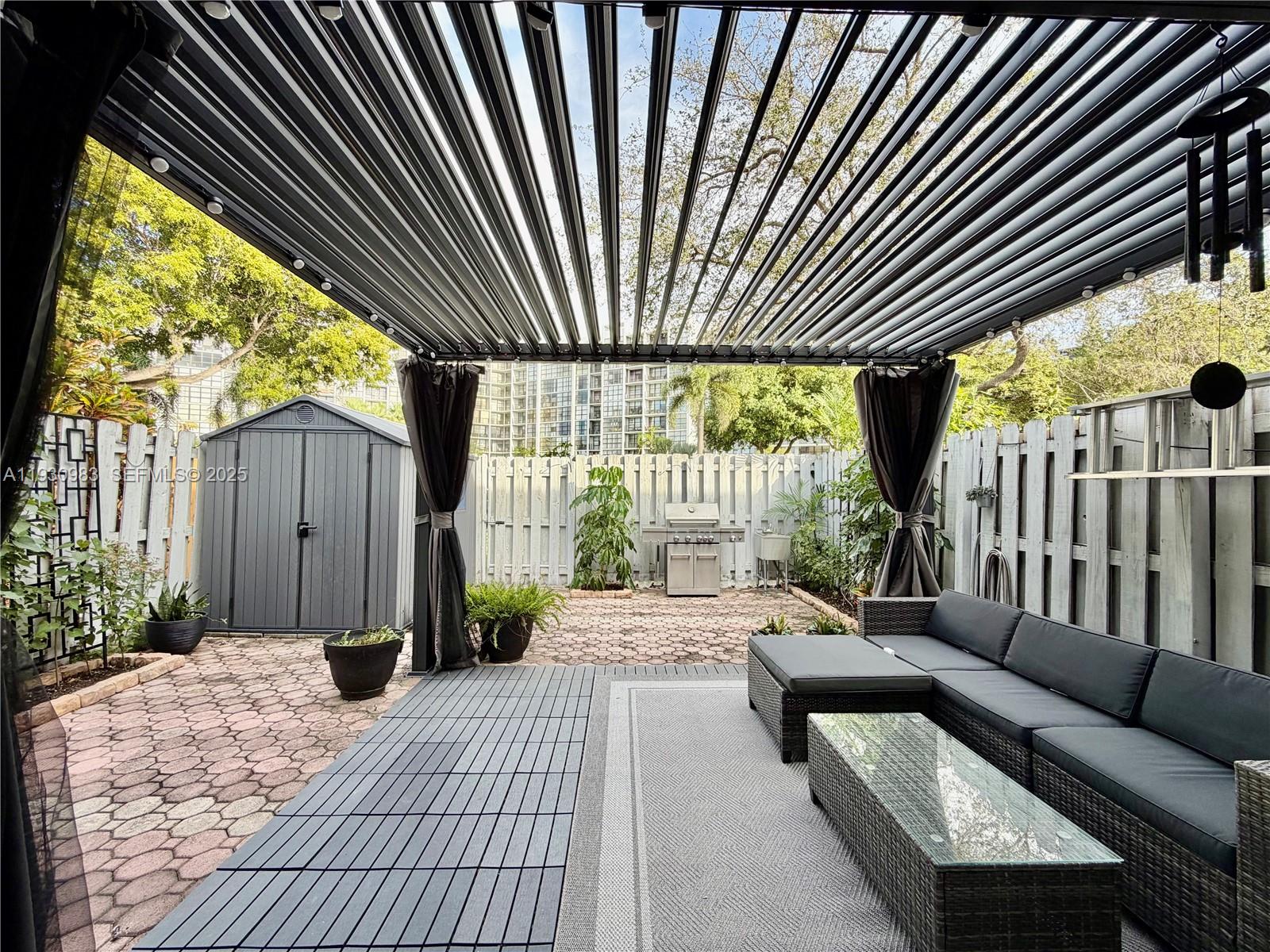 TOWNHOUSES OF VENETIAN PA - Residential