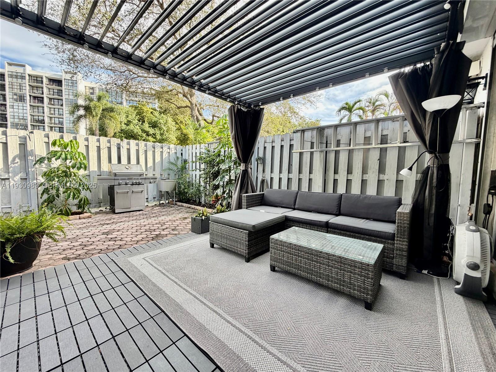 TOWNHOUSES OF VENETIAN PA - Residential