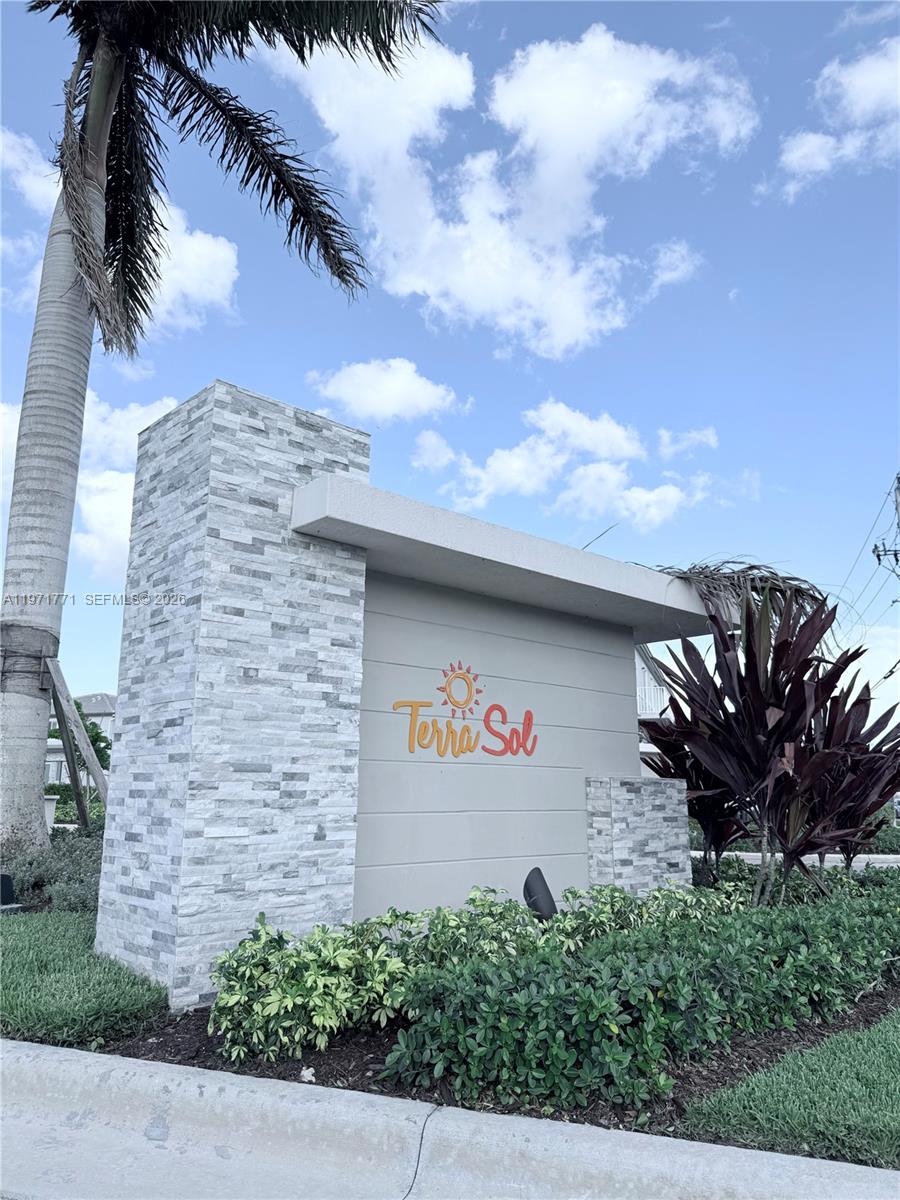 MIAMI LAND AND DEVELOPMEN - Residential Lease