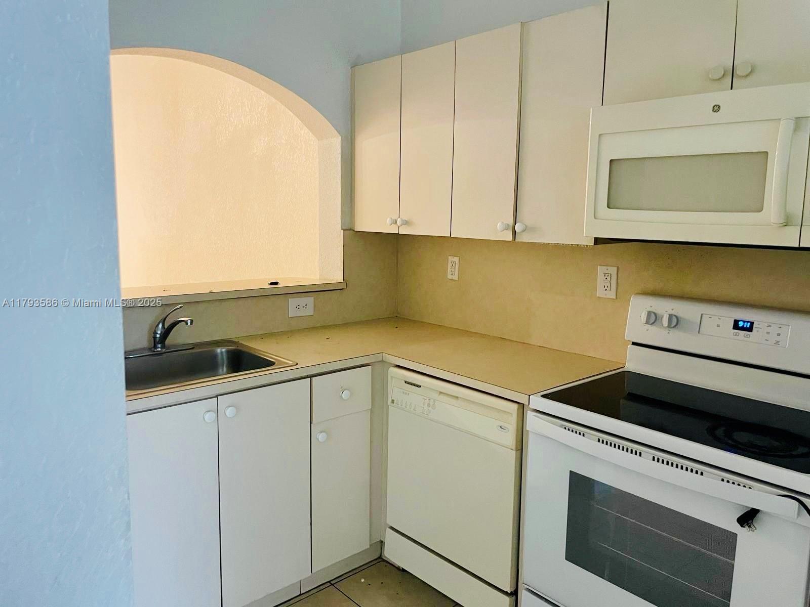 940 NE 34th Ave 202