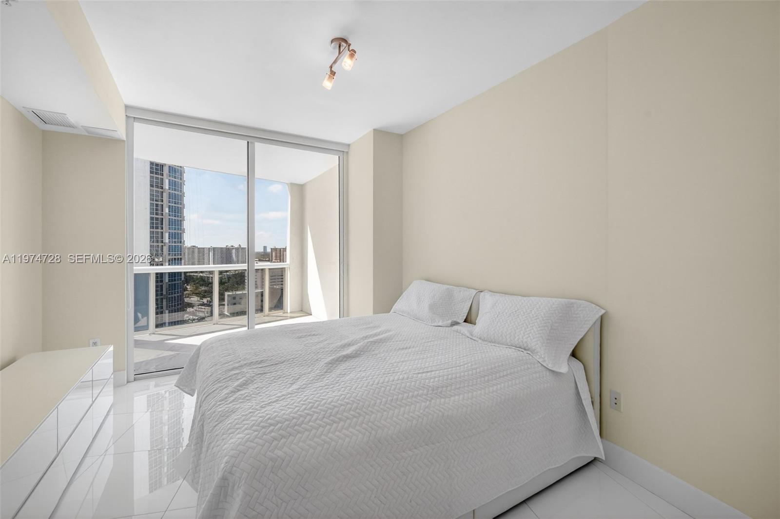 18201 Collins Ave 2008