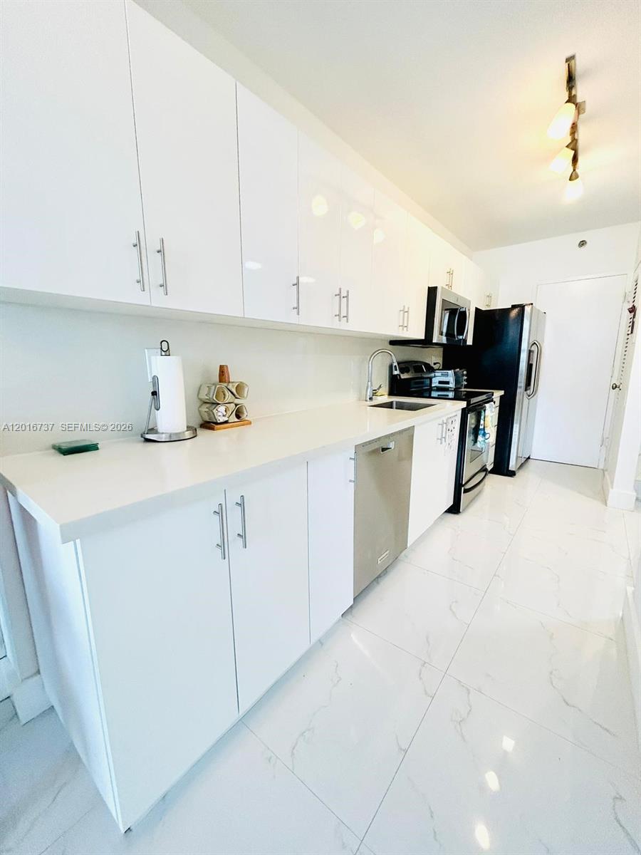 THE DECOPLAGE CONDO - Residential Lease