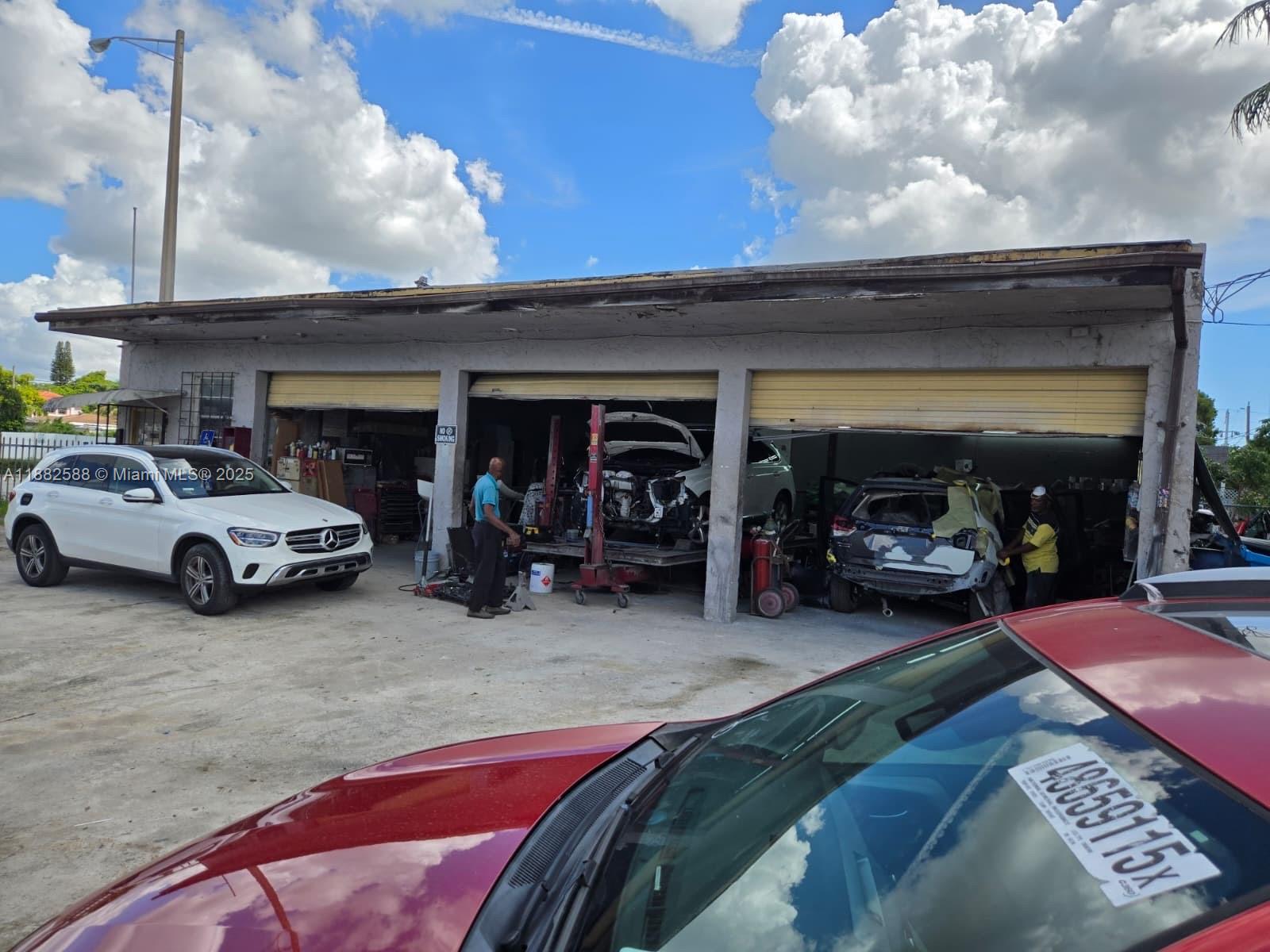 Main image without alt text