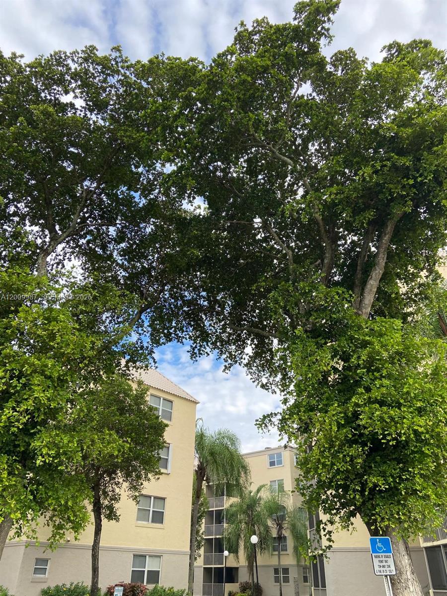 LAS VISTAS AT DORAL CONDO - Residential