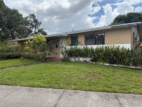 Photo of 690 W 70th Pl, Hialeah, FL 33014 (MLS # A12052051)