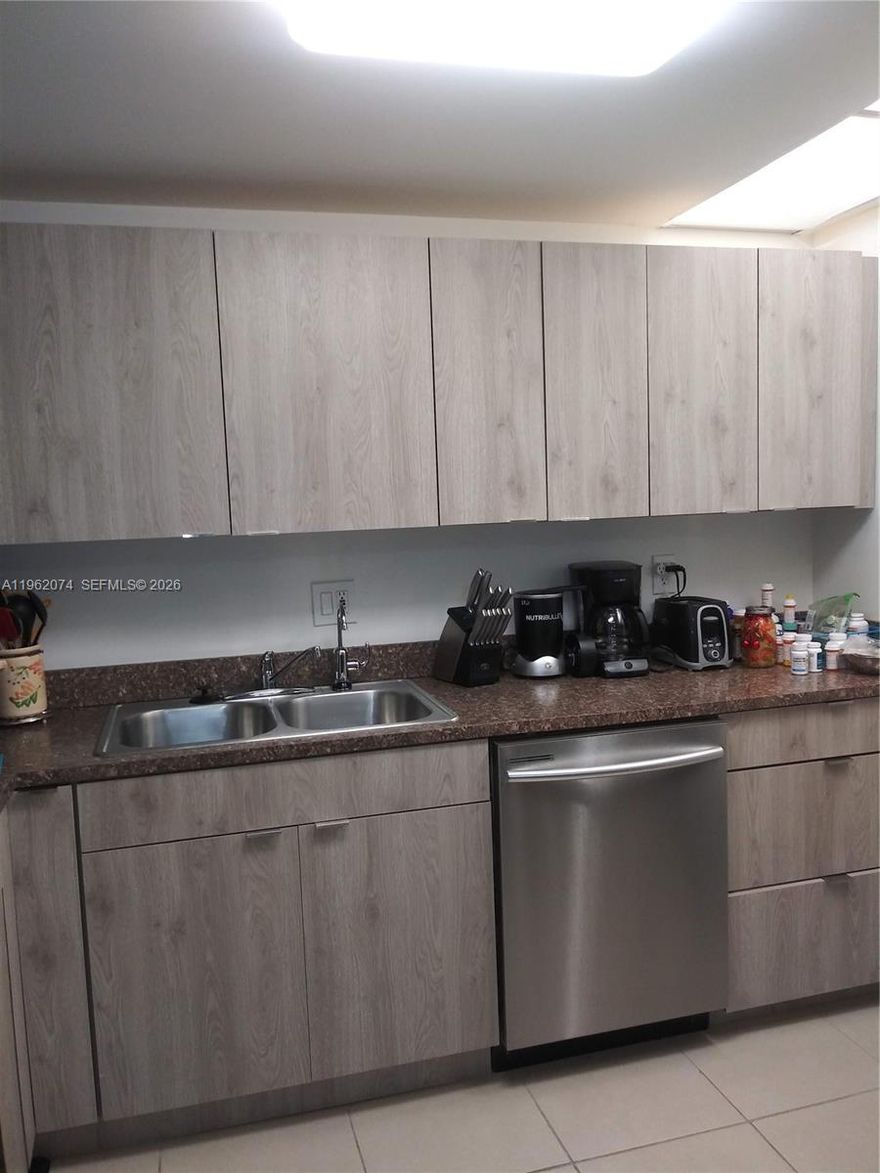 Renovated apartment in an excellent location, close to schools and supermarkets. Features stainless steel appliances and spacious bedrooms, with well-lit and functional living areas. An ideal option for those seeking comfort and good layout.