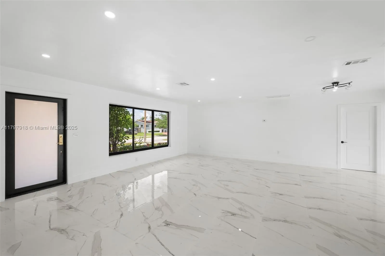 Miami, Florida 33155, United States, 4 Bedrooms Bedrooms, ,2 BathroomsBathrooms,Residential,Pending,124571