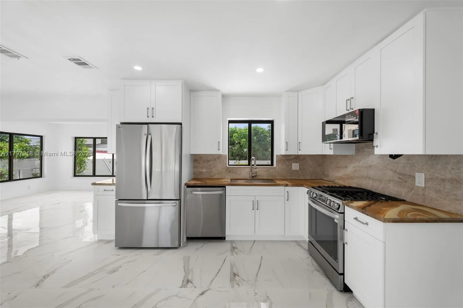 Miami, Florida 33155, United States, 4 Bedrooms Bedrooms, ,2 BathroomsBathrooms,Residential,Pending,124571