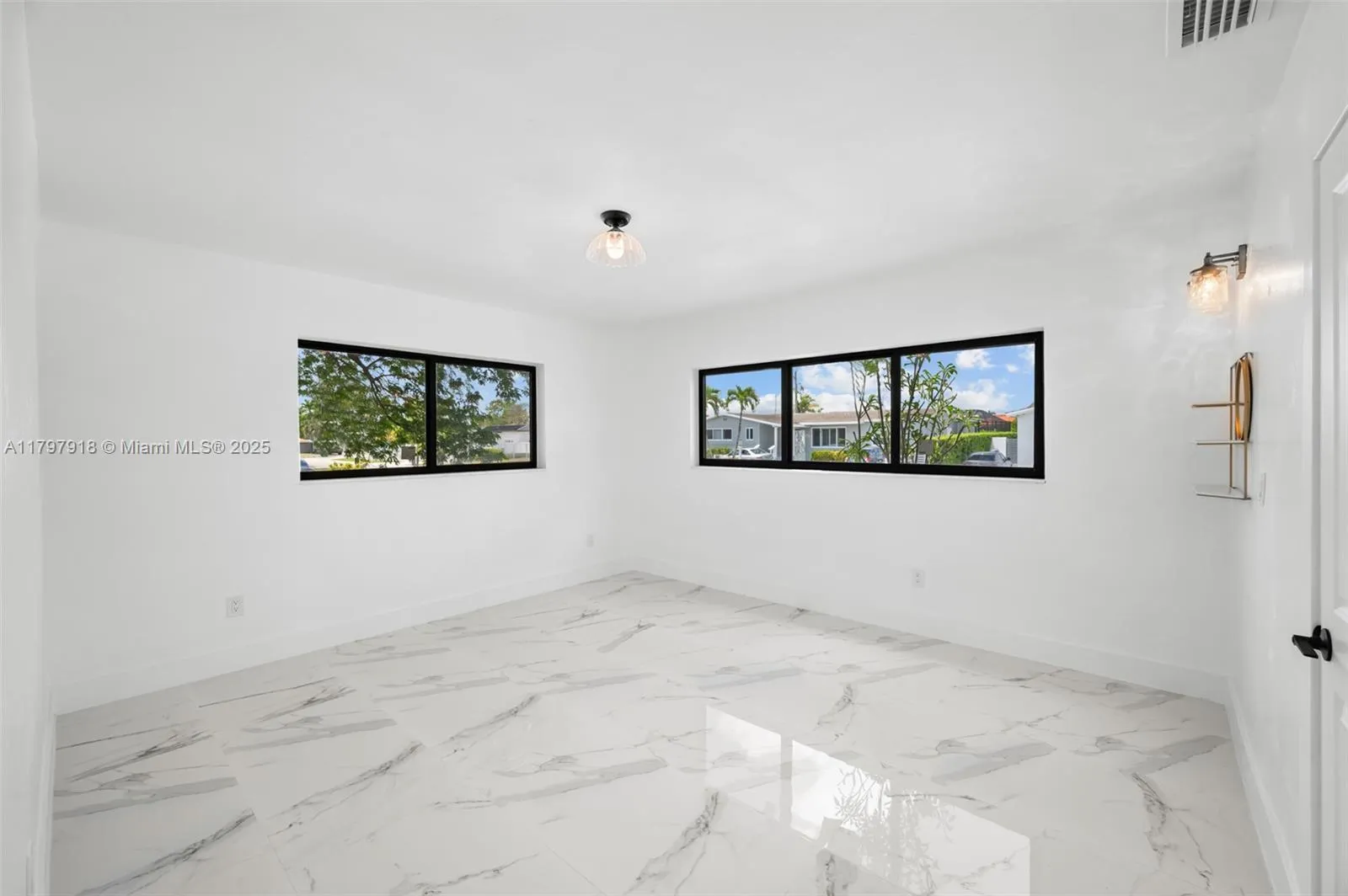 Miami, Florida 33155, United States, 4 Bedrooms Bedrooms, ,2 BathroomsBathrooms,Residential,Pending,124571