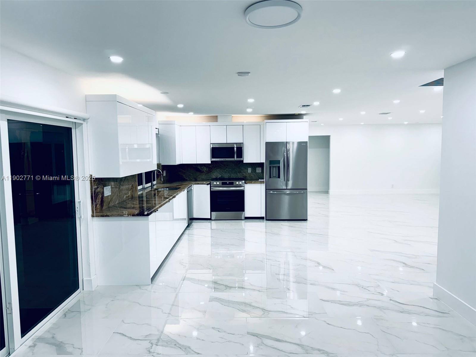 HOLLYWOOD HILLS - Residential Lease