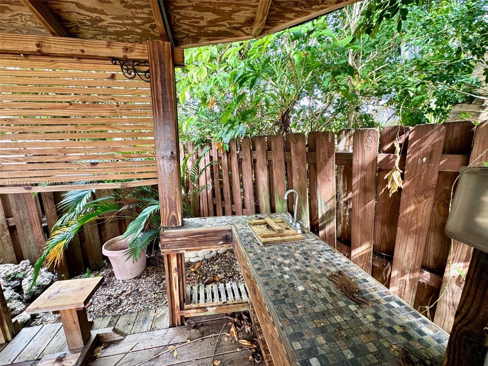 HOLLYWOOD HILLS - Residential Lease