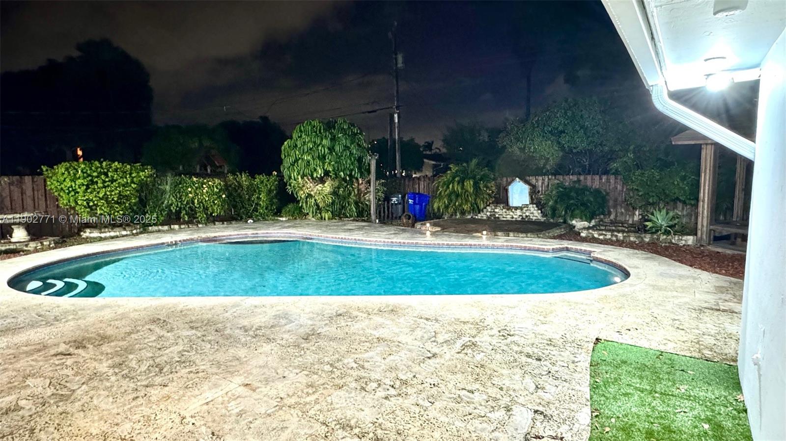 HOLLYWOOD HILLS - Residential Lease