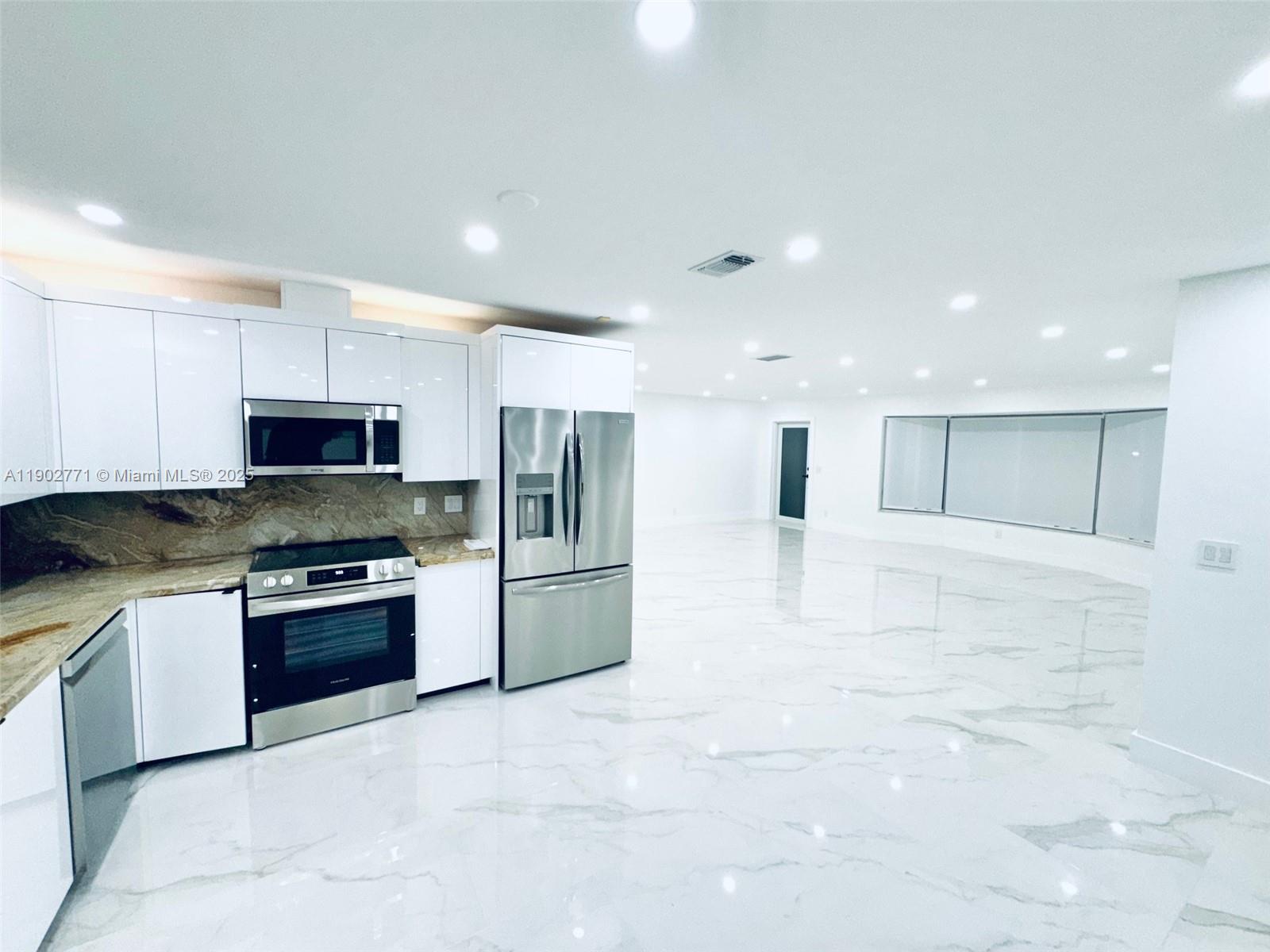 HOLLYWOOD HILLS - Residential Lease