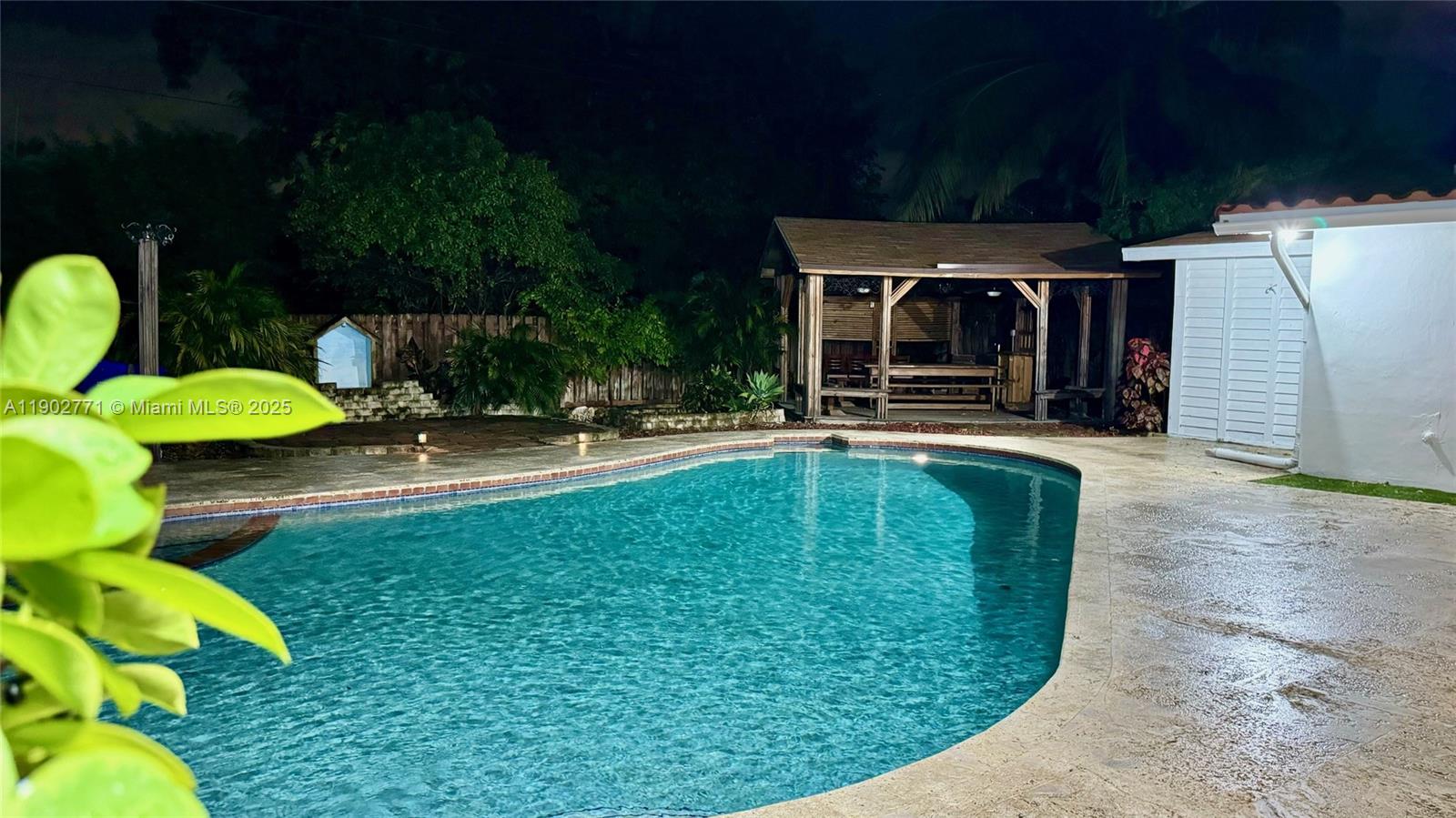 HOLLYWOOD HILLS - Residential Lease