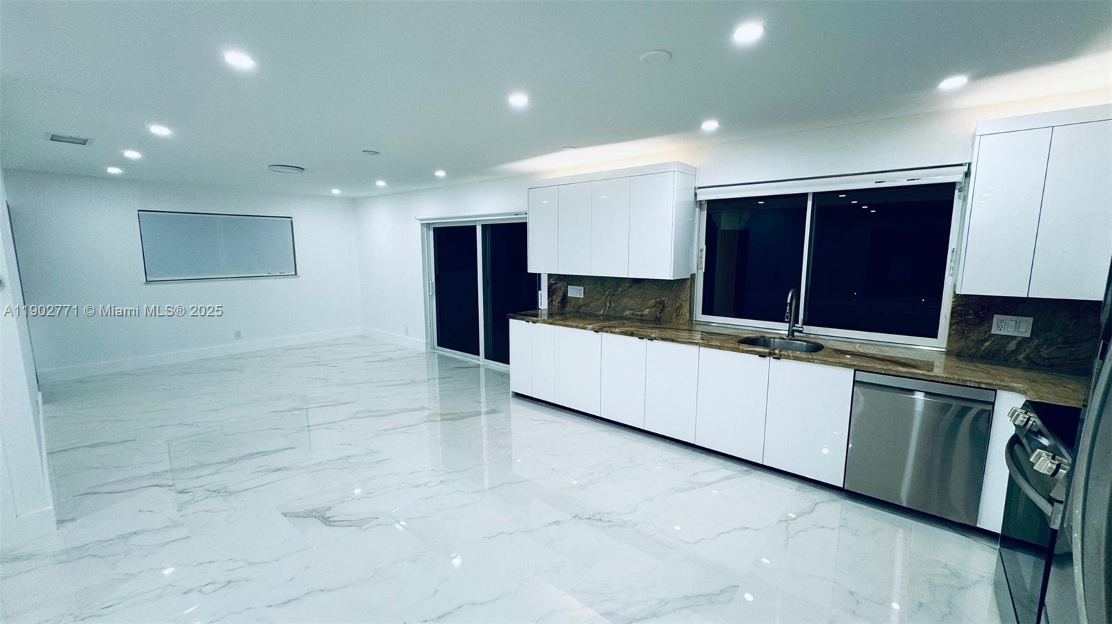 HOLLYWOOD HILLS - Residential Lease