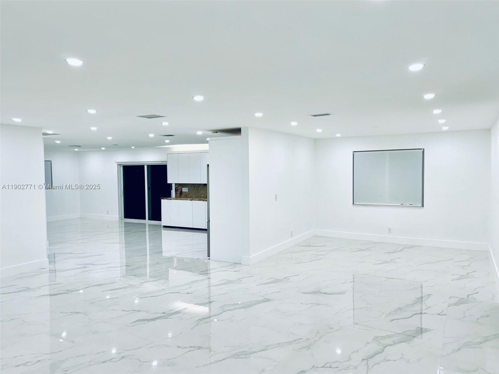 HOLLYWOOD HILLS - Residential Lease